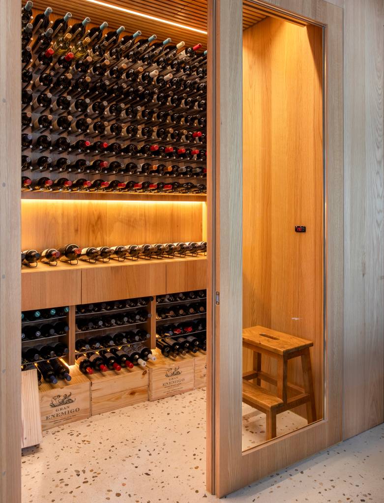 Apartamento linear no interior de SP tem acabamentos refinados e adega walk-in. Projeto de Solange Calio.