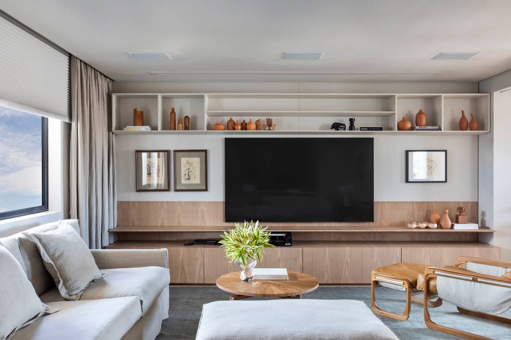 Apartamento linear no interior de SP tem acabamentos refinados e adega walk-in