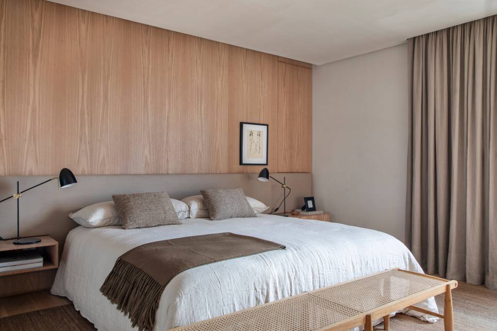 Apartamento linear no interior de SP tem acabamentos refinados e adega walk-in. Projeto de Solange Calio.