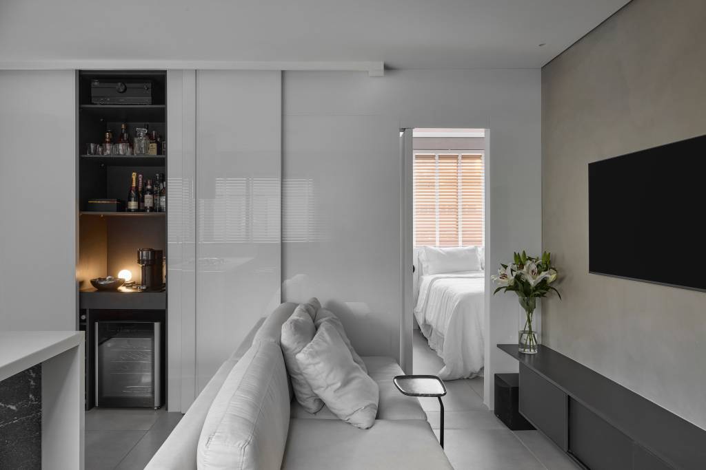 ape-75-m-tem-spa-com-hidromassagem-na-varanda-de-30-m-piacesi-arquitetura-03-cinza-branco-sala Apê 75 m² tem SPA com hidromassagem na varanda de 30 m². Projeto de Piacesi Arquitetura.