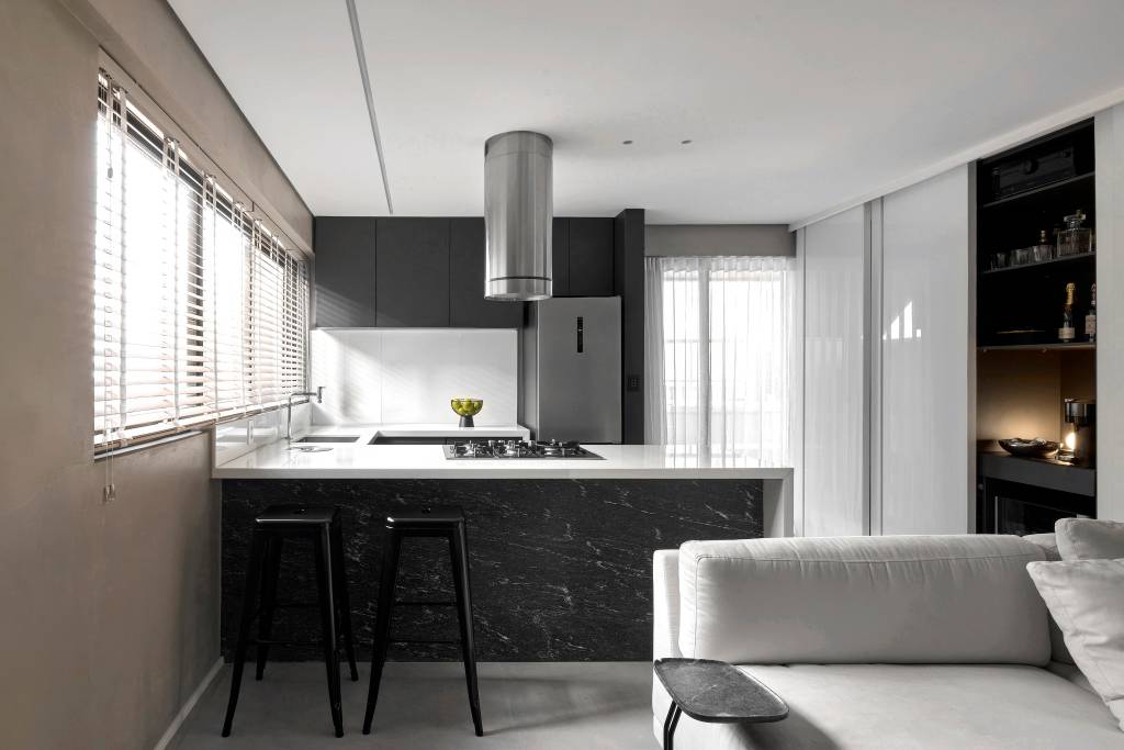 Apê 75 m² tem SPA com hidromassagem na varanda de 30 m². Projeto de Piacesi Arquitetura.