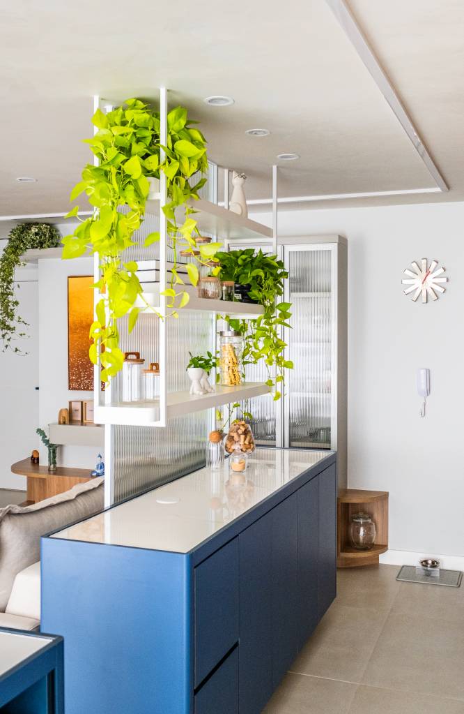 Apê de 81 m² tem roupeiro, cristaleira na cozinha e casinha de gato no banheiro. Projeto de Go Up Arquitetura.