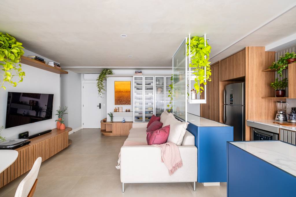 Apê de 81 m² tem roupeiro, cristaleira na cozinha e casinha de gato no banheiro