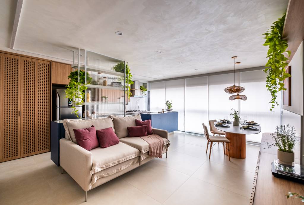 Apê de 81 m² tem roupeiro, cristaleira na cozinha e casinha de gato no banheiro. Projeto de Go Up Arquitetura.