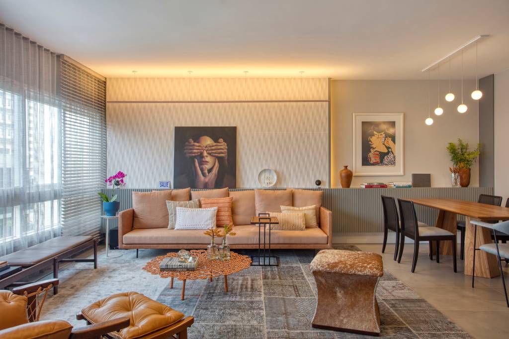 Apê de mãe e filha tem revestimento em cerâmica na parede do sofá 