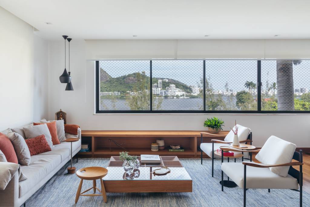 Área social tem janela enquadrando a Lagoa, no Rio de Janeiro