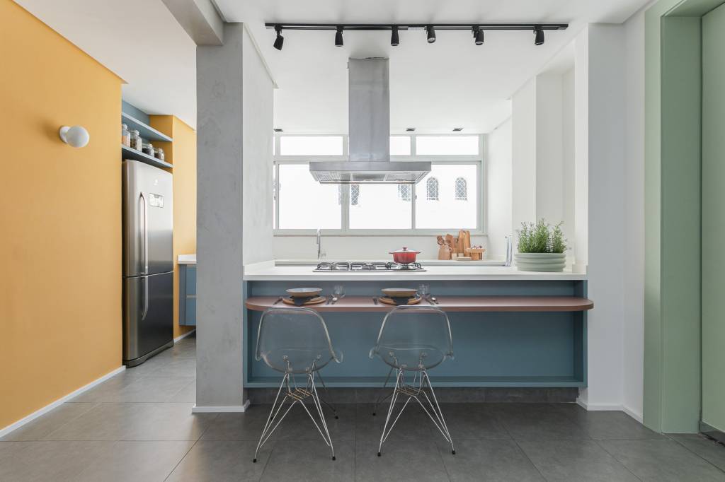 Azul, rosa salmão e amarelo compõem paleta de cores deste apê moderno e estiloso. Projeto de Studio Canto Arquitetura.