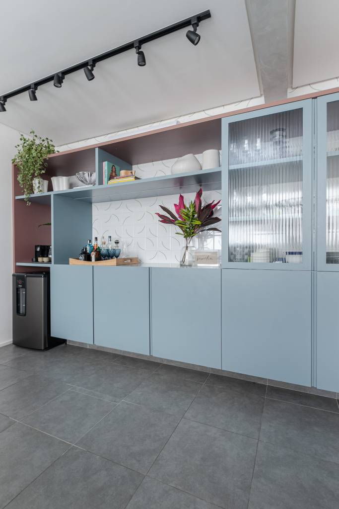 Azul, rosa salmão e amarelo compõem paleta de cores deste apê moderno e estiloso. Projeto de Studio Canto Arquitetura.