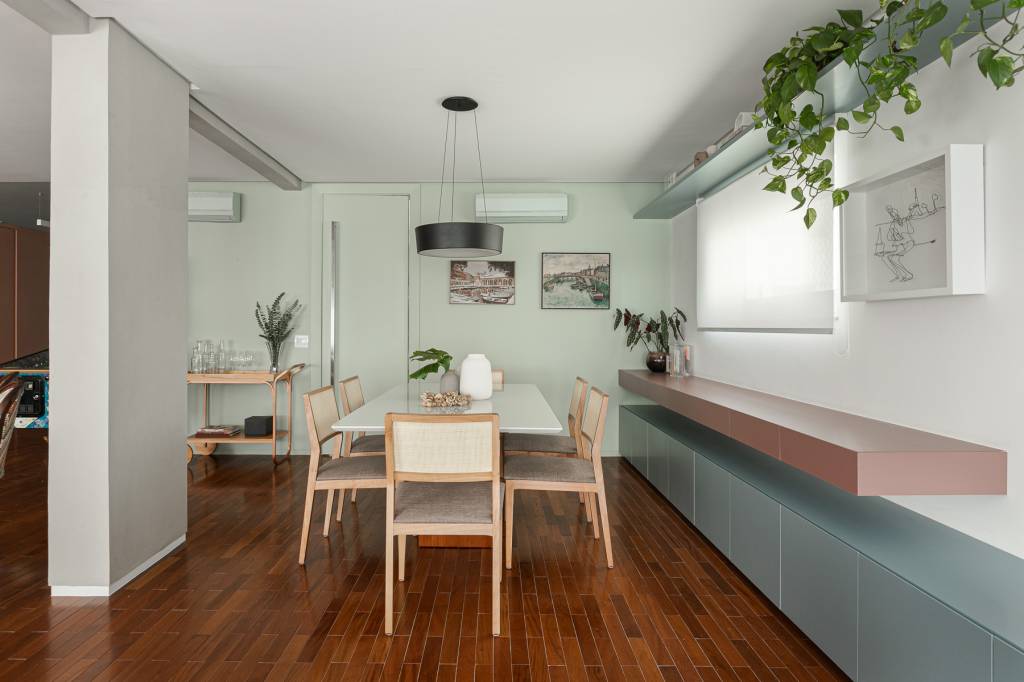 Azul, rosa salmão e amarelo compõem paleta de cores deste apê moderno e estiloso. Projeto de Studio Canto Arquitetura.