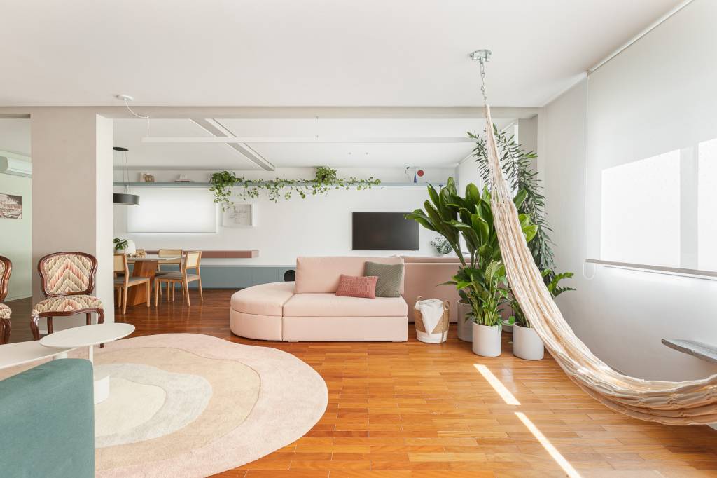 Azul, rosa salmão e amarelo compõem paleta de cores deste apê moderno e estiloso. Projeto de Studio Canto Arquitetura.