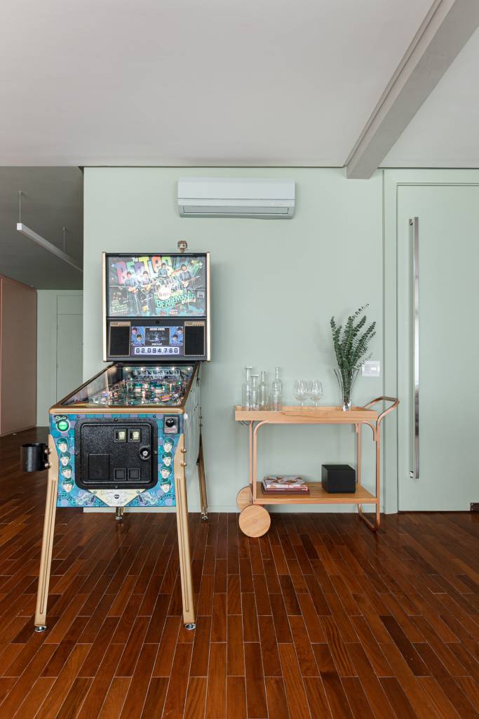 Azul, rosa salmão e amarelo compõem paleta de cores deste apê moderno e estiloso. Projeto de Studio Canto Arquitetura.