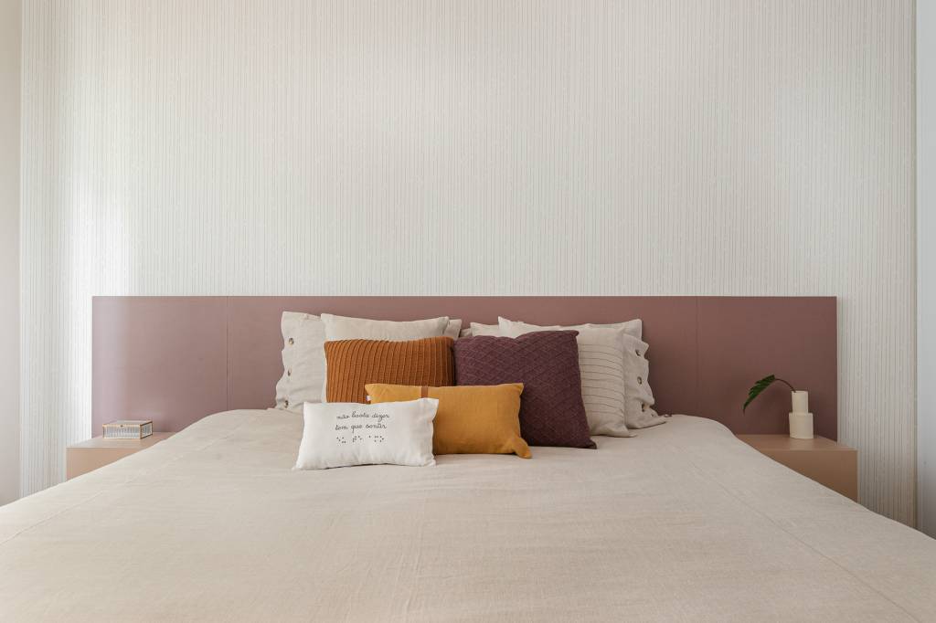 Azul, rosa salmão e amarelo compõem paleta de cores deste apê moderno e estiloso. Projeto de Studio Canto Arquitetura.