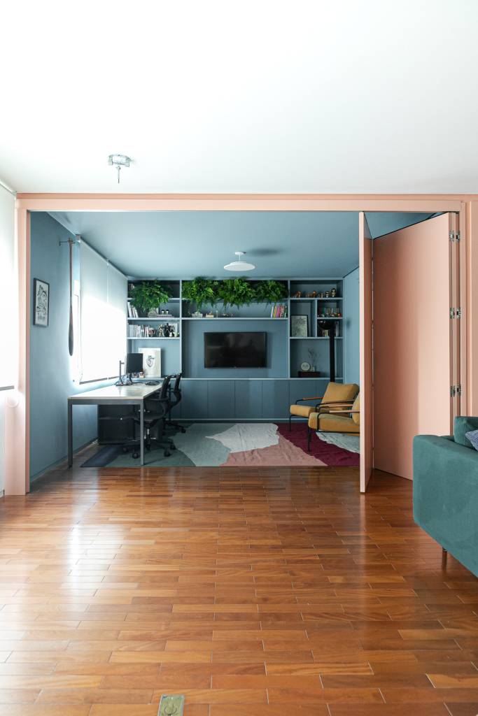 Azul, rosa salmão e amarelo compõem paleta de cores deste apê moderno e estiloso. Projeto de Studio Canto Arquitetura.