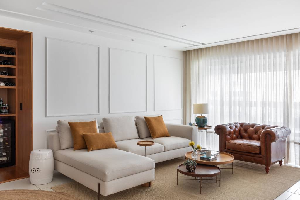 Banheiro de suíte vira adega na sala deste apartamento. Projeto de Vivian Reimers.