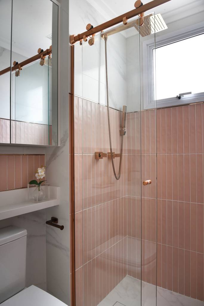 Box de banho como destaque: conheça tendências com esses banheiros modernos. Projeto de Rosangela Pena.