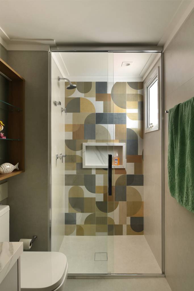 Box de banho como destaque: conheça tendências com esses banheiros modernos. Projeto de Rosangela Pena.