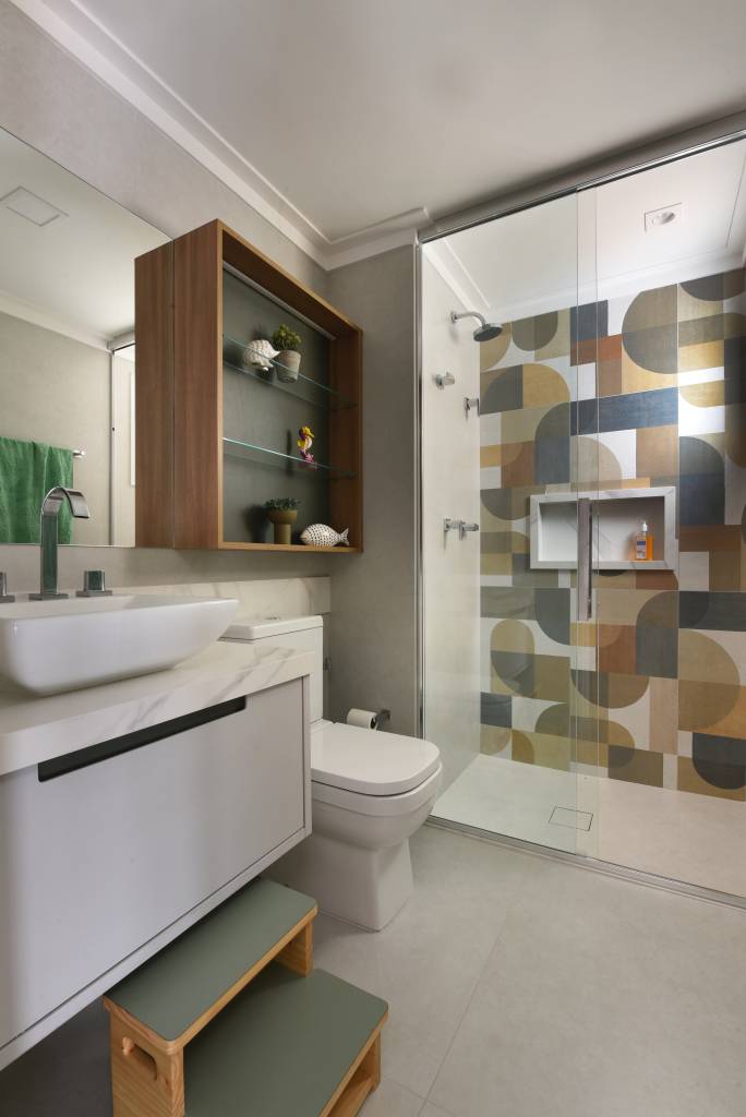 Box de banho como destaque: conheça tendências com esses banheiros modernos. Projeto de Rosangela Pena.