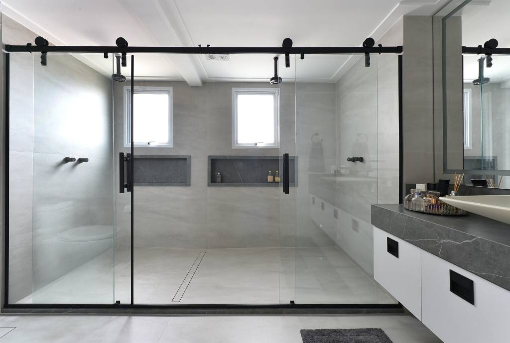 Box de banho como destaque: conheça tendências com esses banheiros modernos. Projeto de Rosangela Pena.