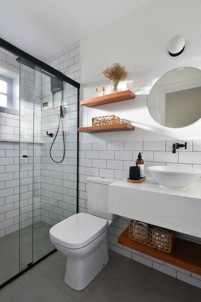 Box de banho como destaque: conheça tendências com esses banheiros modernos. Projeto de Rosangela Pena.