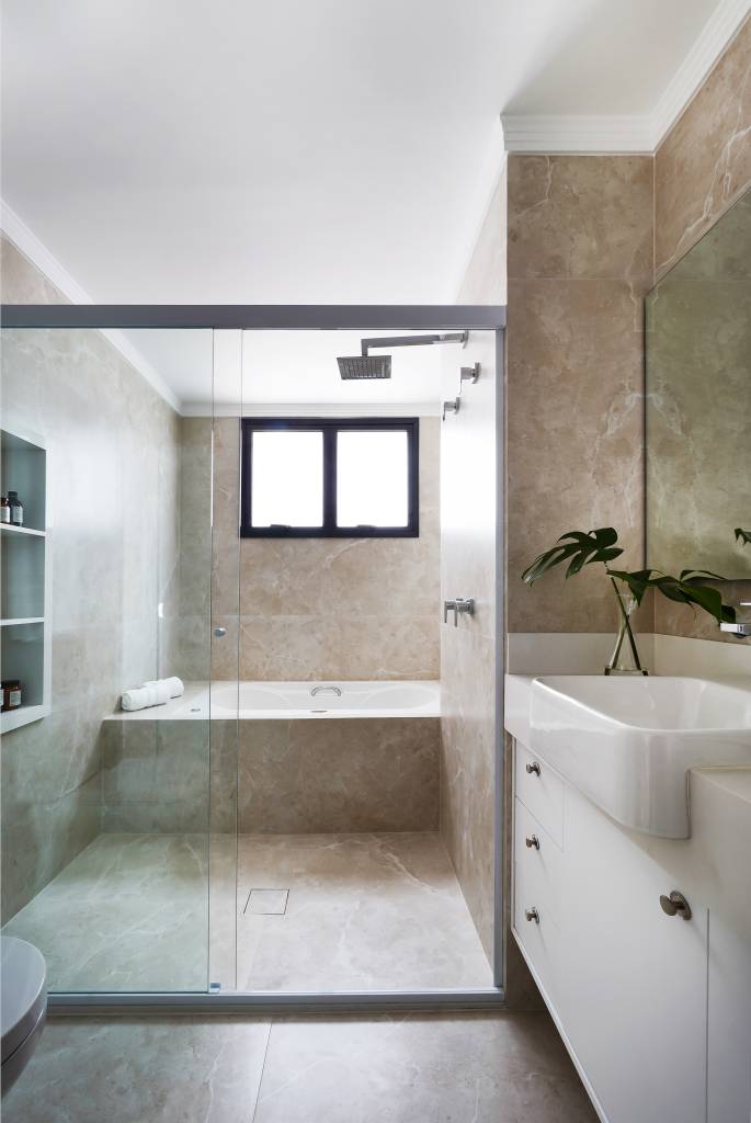 Box de banho como destaque: conheça tendências com esses banheiros modernos. Projeto de Rosangela Pena.