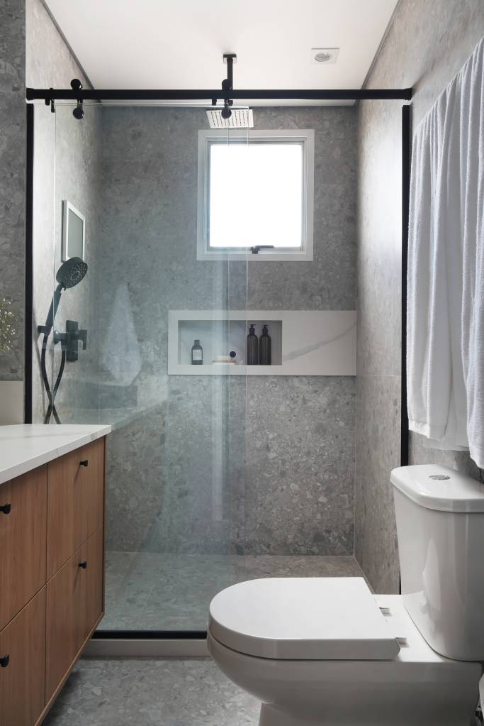 Box de banho como destaque: conheça tendências com esses banheiros modernos. Projeto de Rosangela Pena.