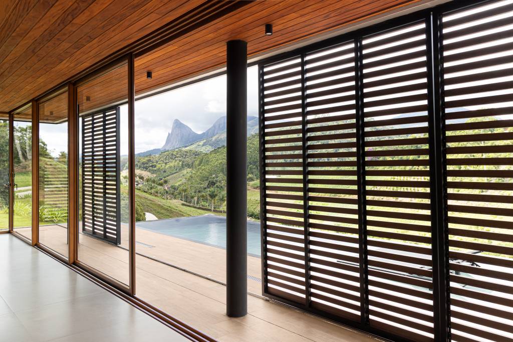 Casa com vista para a Pedra Azul no Espírito Santo tem arquitetura leve de brises e vidro