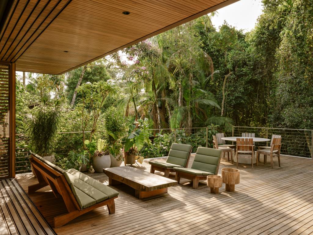 Casa na Mata tem paisagismo composto por mosaico de plantas nativas. Projeto de Jundu Paisagismo.