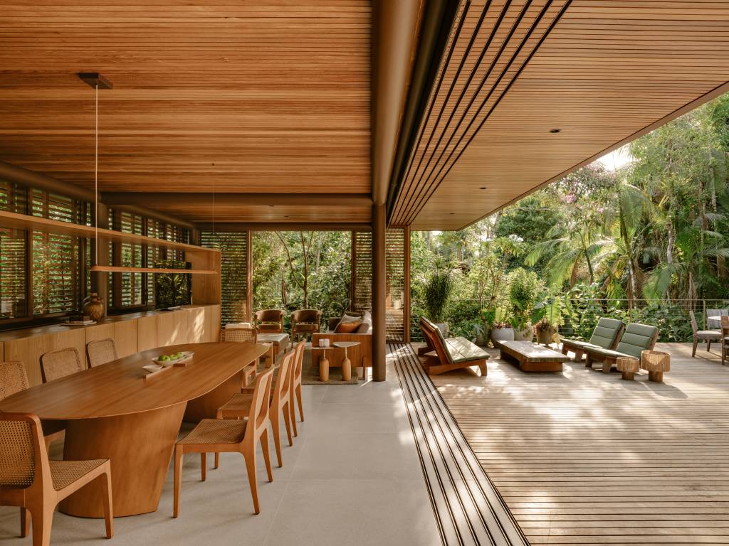 Casa na Mata tem paisagismo composto por mosaico de plantas nativas. Projeto de Jundu Paisagismo.