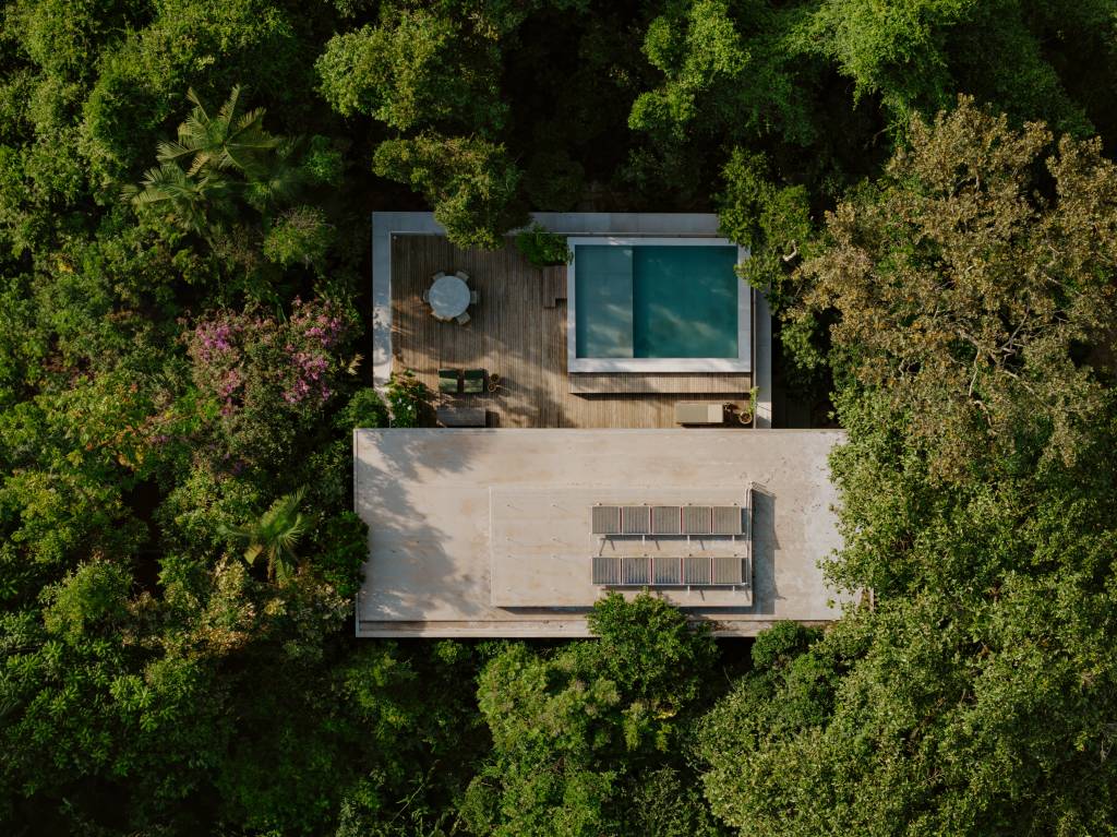 Casa na Mata tem paisagismo composto por mosaico de plantas nativas. Projeto de Jundu Paisagismo.