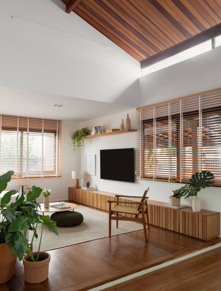 Charmosa casa para família de 5 filhos tem teto de lambri e piso de tábua de ipê. Projeto de A+G Arquitetura.