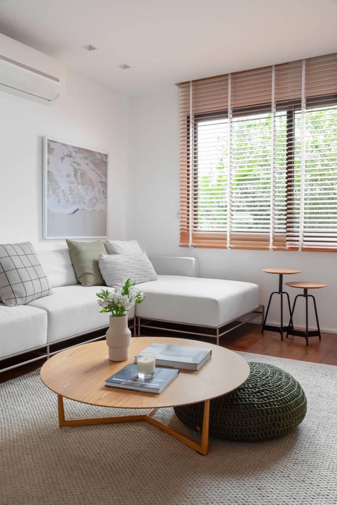 Charmosa casa para família de 5 filhos tem teto de lambri e piso de tábua de ipê. Projeto de A+G Arquitetura.