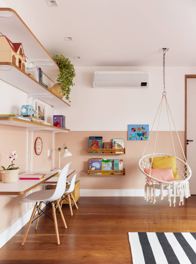 Charmosa casa para família de 5 filhos tem teto de lambri e piso de tábua de ipê. Projeto de A+G Arquitetura.