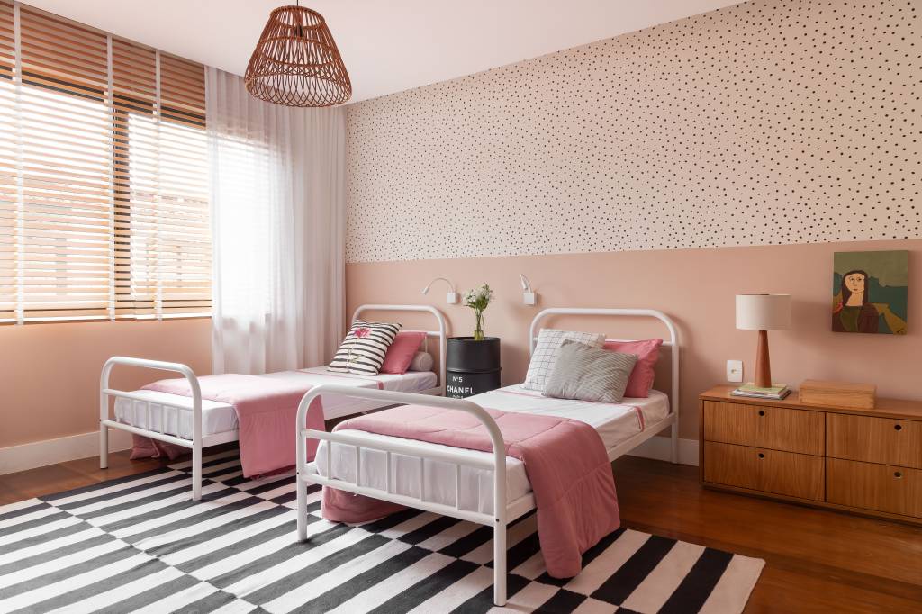 Charmosa casa para família de 5 filhos tem teto de lambri e piso de tábua de ipê. Projeto de A+G Arquitetura.