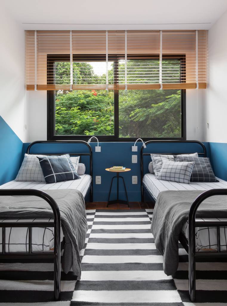 Charmosa casa para família de 5 filhos tem teto de lambri e piso de tábua de ipê. Projeto de A+G Arquitetura.