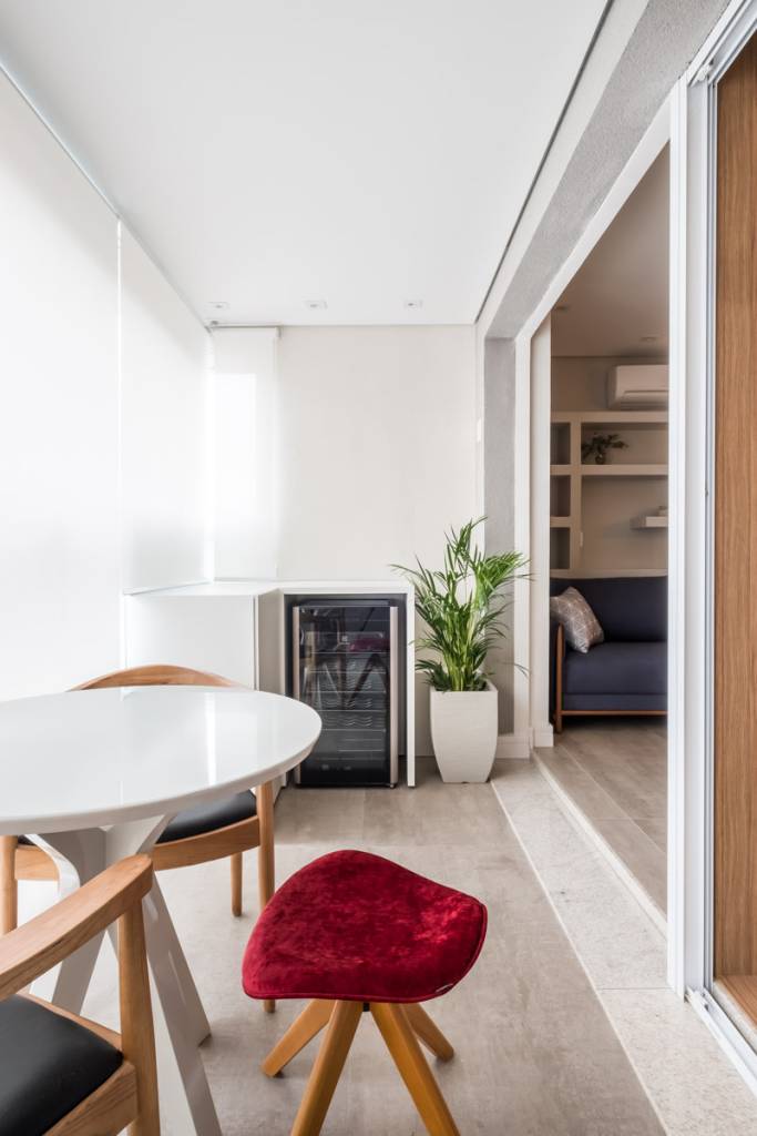Espaço compacto: apartamento funcional em São Paulo tem com varanda gourmet. Projeto de Go Up Arquitetura.