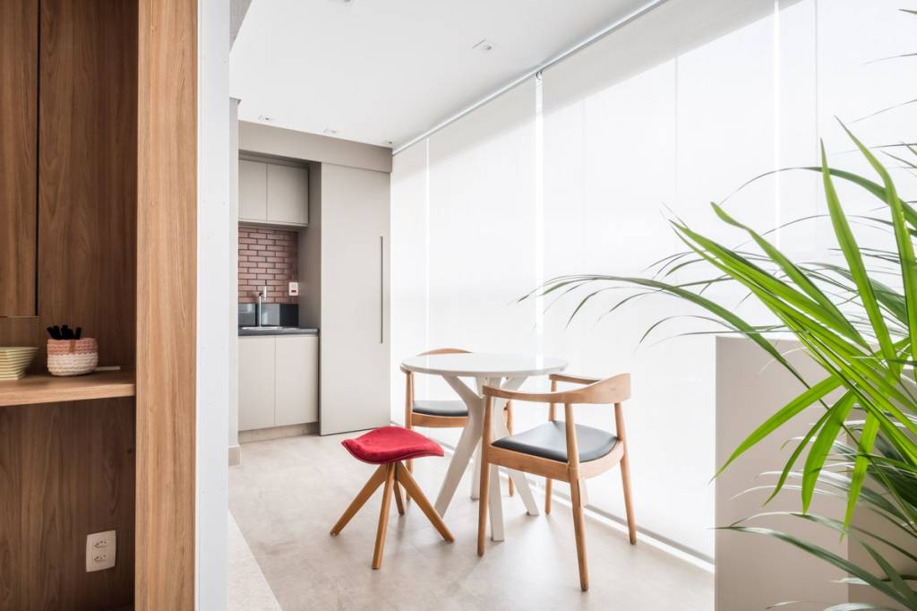Espaço compacto: apartamento funcional em São Paulo tem com varanda gourmet. Projeto de Go Up Arquitetura.