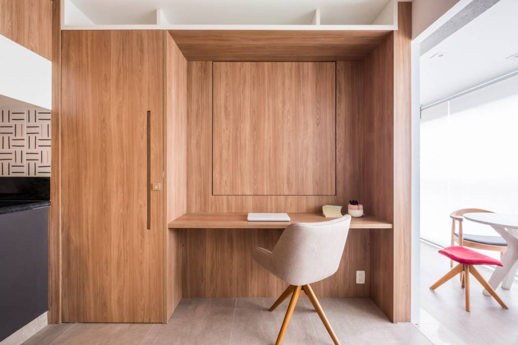 Espaço compacto: apartamento funcional em São Paulo tem com varanda gourmet. Projeto de Go Up Arquitetura.