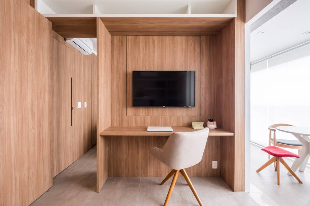 Espaço compacto: apartamento funcional em São Paulo tem com varanda gourmet. Projeto de Go Up Arquitetura.