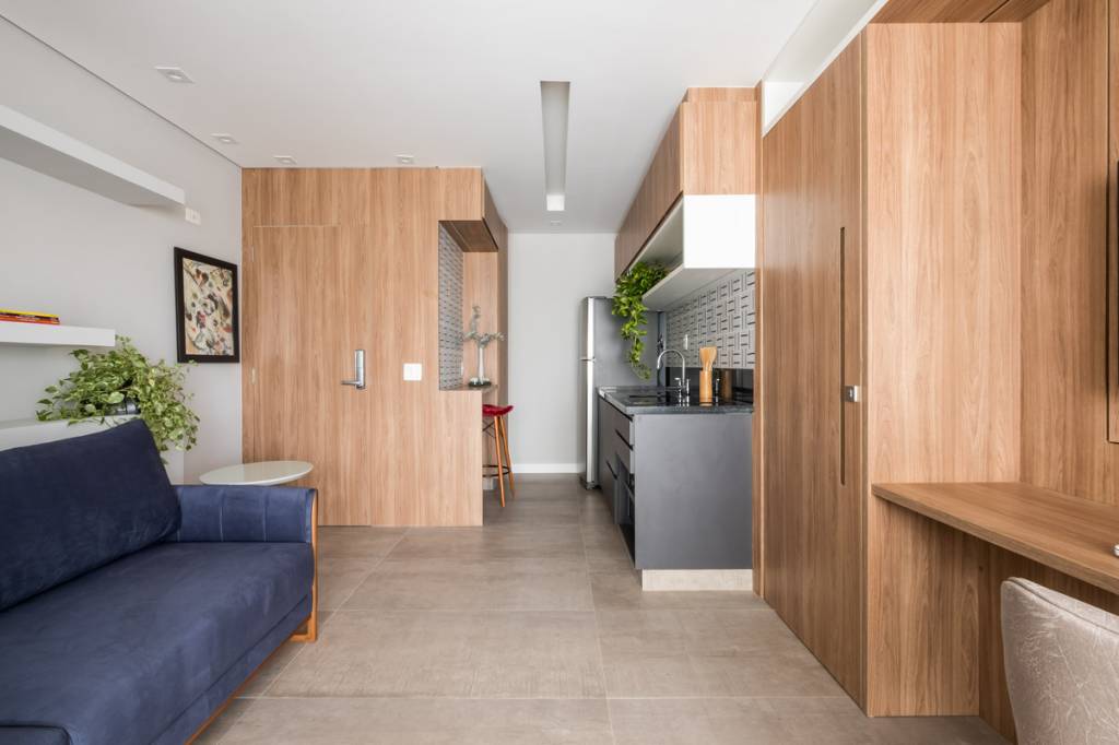 Espaço compacto: apartamento funcional em São Paulo tem com varanda gourmet