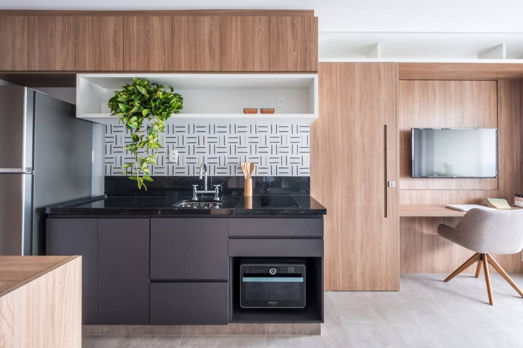 Espaço compacto: apartamento funcional em São Paulo tem com varanda gourmet. Projeto de Go Up Arquitetura.