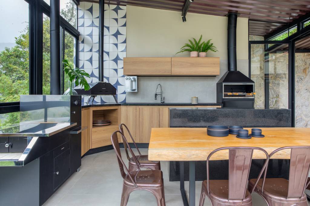 Jardineiras com Filodendros contornam as esquadrias desta casa no mato. Projeto de Felipe Rohen.