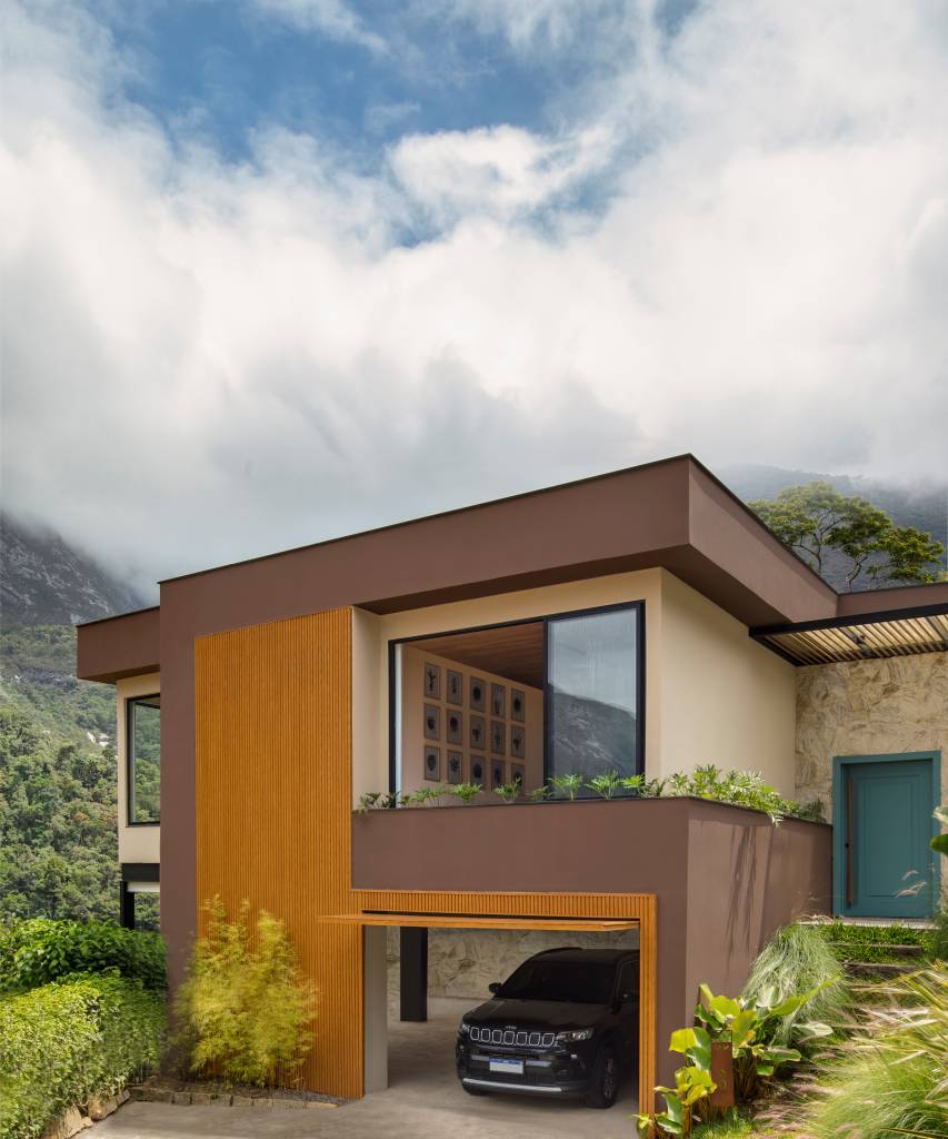 Jardineiras com Filodendros contornam as esquadrias desta casa no mato. Projeto de Felipe Rohen.