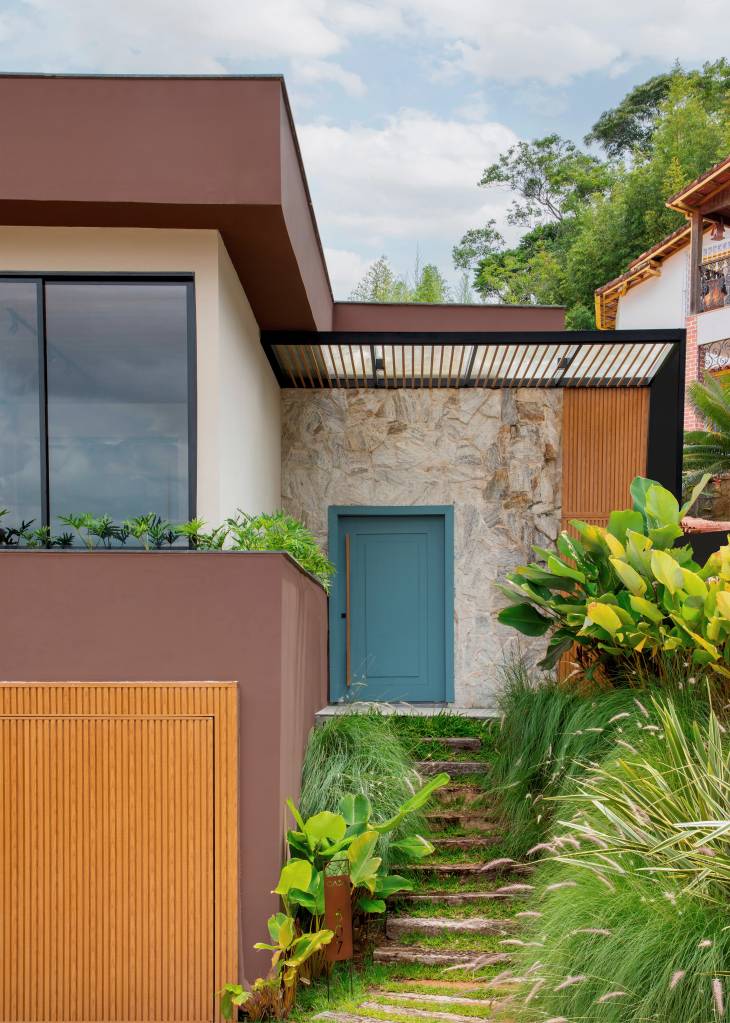 Jardineiras com Filodendros contornam as esquadrias desta casa no mato. Projeto de Felipe Rohen.