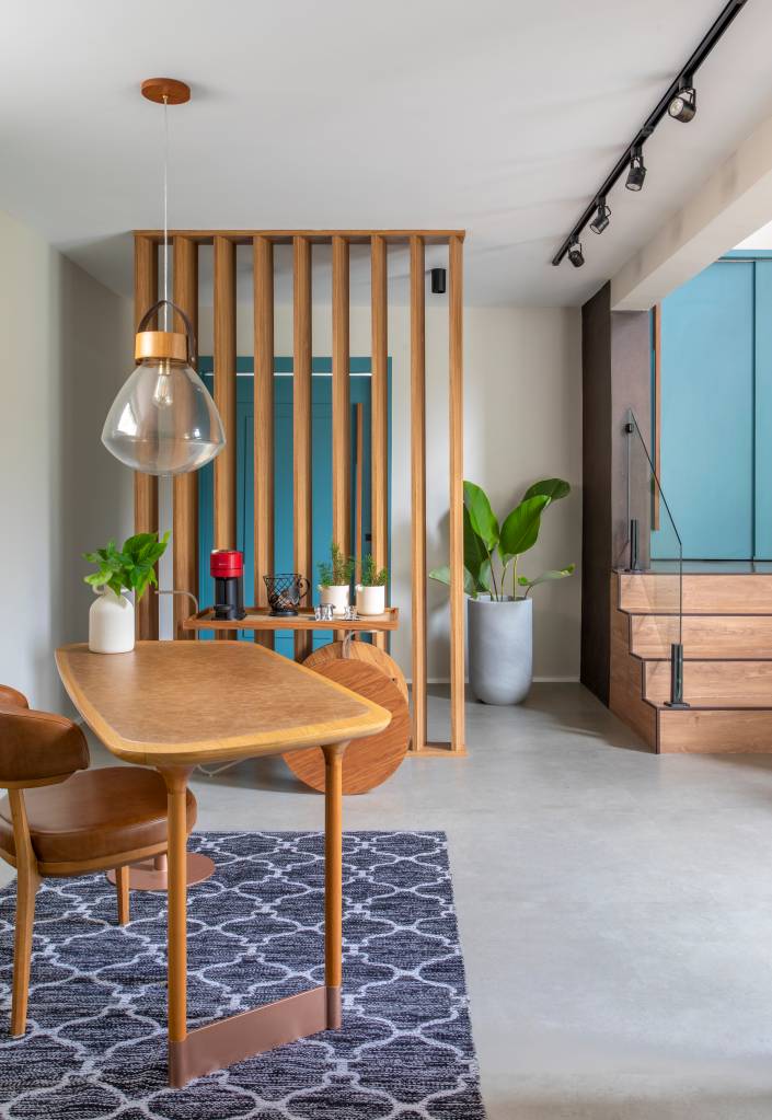 Jardineiras com Filodendros contornam as esquadrias desta casa no mato. Projeto de Felipe Rohen.