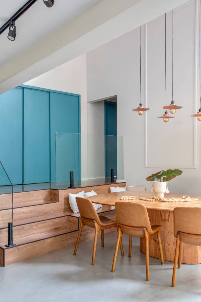 Jardineiras com Filodendros contornam as esquadrias desta casa no mato. Projeto de Felipe Rohen.