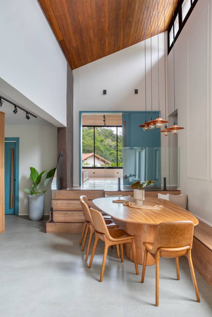 Jardineiras com Filodendros contornam as esquadrias desta casa no mato. Projeto de Felipe Rohen.