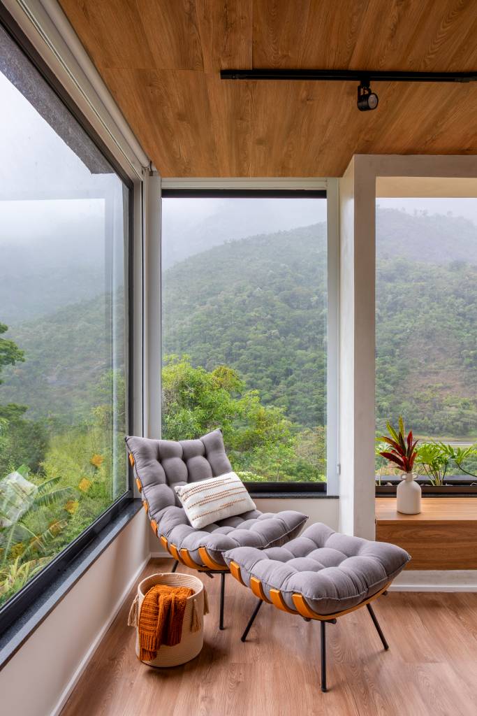 Jardineiras com Filodendros contornam as esquadrias desta casa no mato. Projeto de Felipe Rohen.