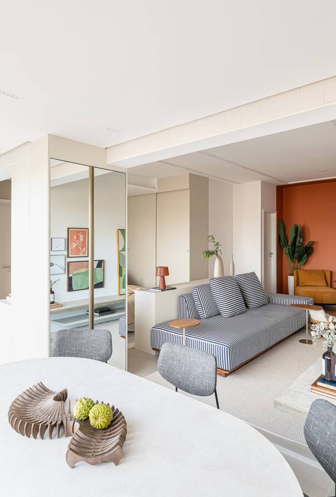 Leve e claro: apê de 60 m² tem toques terracota, sofá listrado e banco de concreto. Projeto de Tuca Arquitetura.