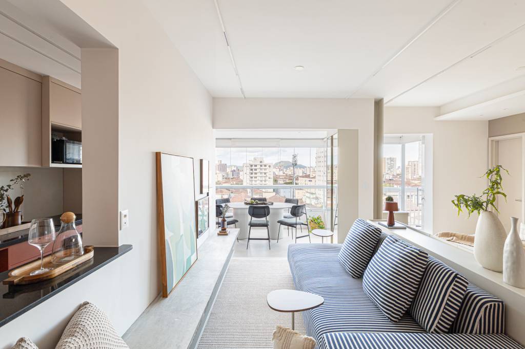 Leve e claro: apê de 60 m² tem toques terracota, sofá listrado e banco de concreto. Projeto de Tuca Arquitetura.