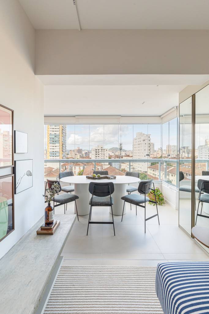 Leve e claro: apê de 60 m² tem toques terracota, sofá listrado e banco de concreto. Projeto de Tuca Arquitetura.